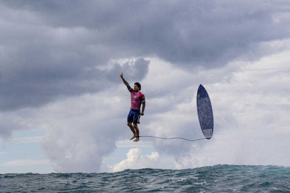 Das Gewinnerfoto der World Sports Photography Awards von Jerome Brouillet zeigt den brasilianischen Surfer Gabriel Medina beim Surf-Wettbewerb der Olympischen Spiele 2024.